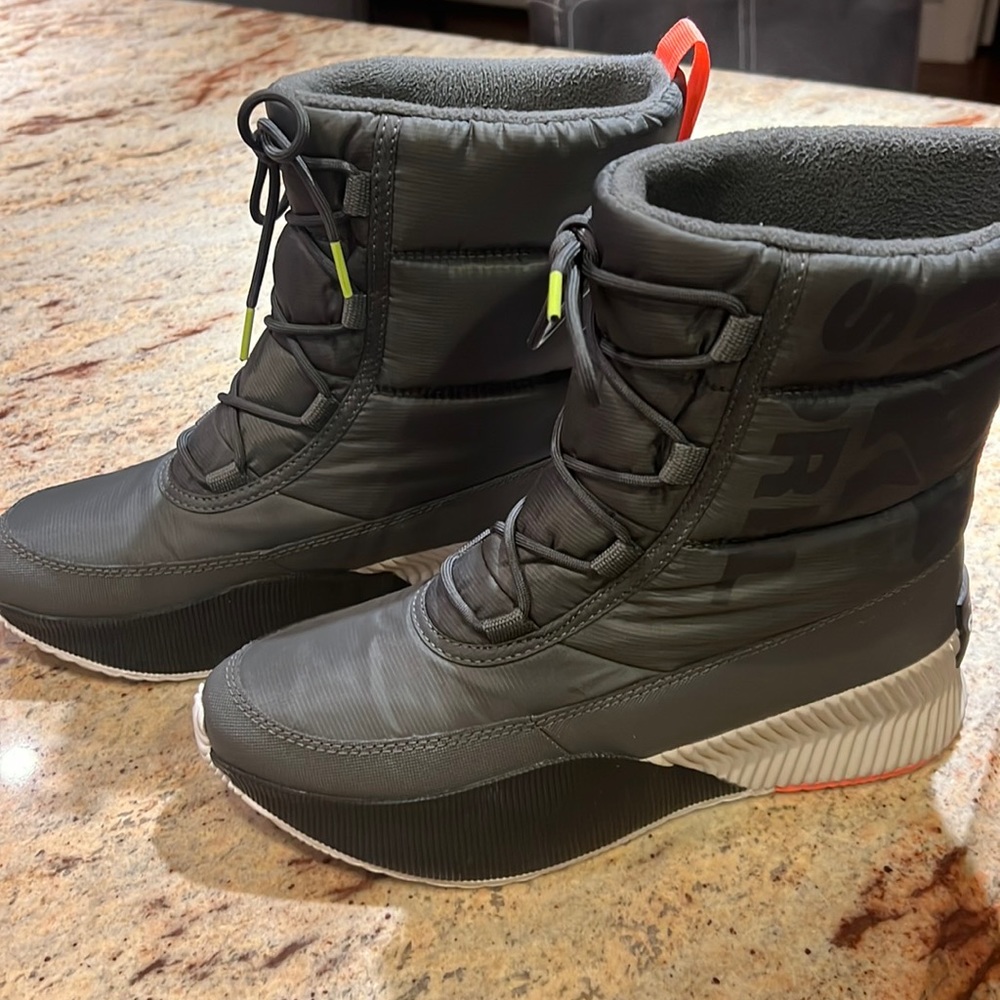 Grey SOREL winter boots. No box but in nearly perfect condition